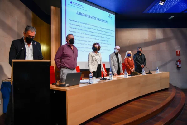 Seis personas con mascarilla en un estrado de madera durante la entrega de los premios TFG 2020-21 de la Facultad de Ciencias.